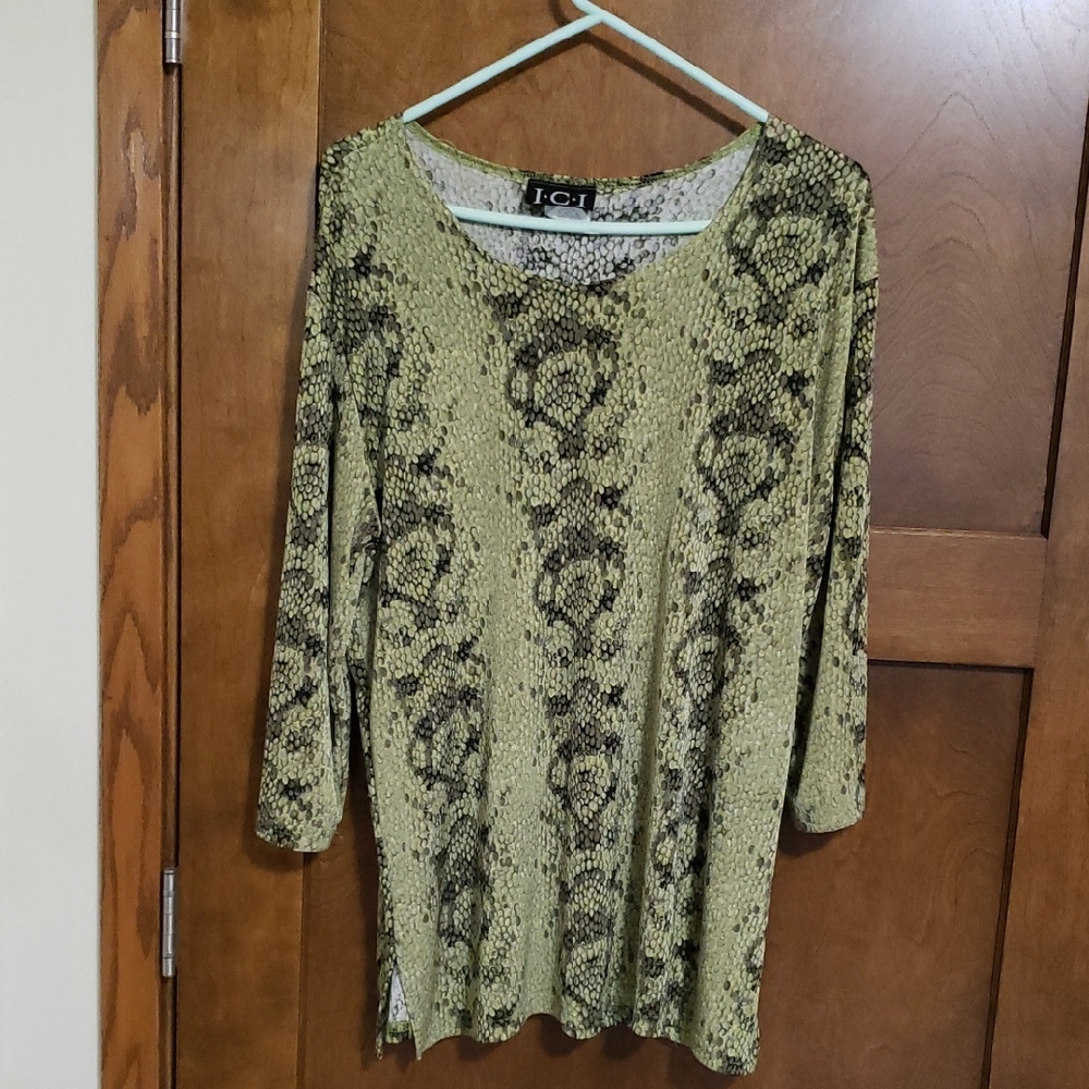 Polyester/spandex 3/4 sleeve scoop neck snakeskin print tunic with side slits.10